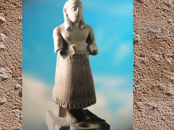 D'après une statue d'orant, brèche rosée, vers 2500-2300 avjc, temple de Ninni-Zaza, Mari, Tell Hariri, actuelle Syrie, Orient ancien. (Marsailly/Blogostelle)