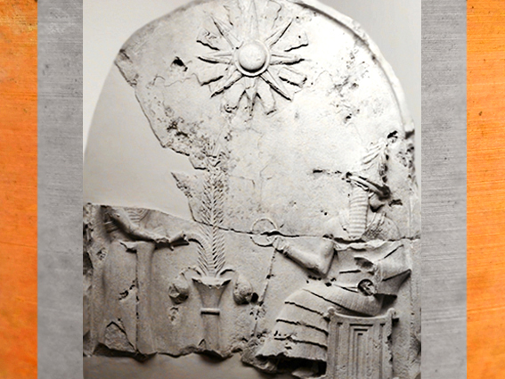 D’après une divinité coiffée d'une tiare à cornes, arrosant l'arbre sacré sous l'égide de Nergal, dieu Soleil, stèle, vers 2340 avjc - 2200 avjc, époque d’Agadé, Mésopotamie. (Marsailly/Blogostelle)