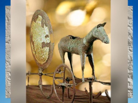 D’après le char solaire de Trundholm, bronze et feuille d’or, vers 1400 avjc, Danemark, art de l’âge du Bronze. (Marsailly/Blogostelle)