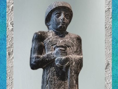 D’après la statue de Gudea de Lagash, dite au Vase Jaillissant, dédiée à la déesse Geshtinanna, vers 2120 ans avjc, époque néo-sumérienne, antique Girsu-Tello, Mésopotamie. (Marsailly/Blogostelle)