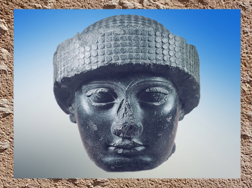 D'après une tête de Gudea, visage idéal de la piété royale, vers 2120 avjc, diorite, Girsu-Tello, époque néo-sumérienne, Mésopotamie. (Marsailly/Blogostelle)
