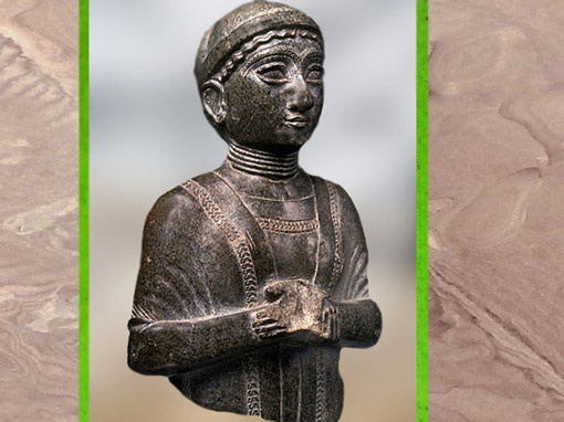 D'après la statuette dite Femme à l'écharpe, vers 2120 avjc, époque néo-sumérienne, antique Girsu, actuel Tello (Irak), Mésopotamie. (Marsailly/Blogostelle)