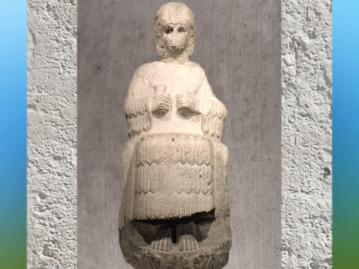 D'après une statue de culte de Narundi, vouée par le roi Puzur-Inshushinak, vers 2100 avjc, calcaire, Suse, époque de la Troisième dynastie d’Ur, Orient ancien. (Marsailly/Blogostelle)