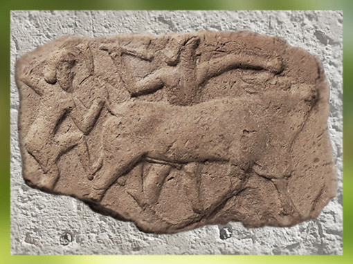 D’après un relief dit de Gilgamesh et Ekidu combattant le Taureau Céleste, terre crue, vers 2000 avjc, époque néo-sumérienne, Mésopotamie. (Marsailly/Blogostelle)