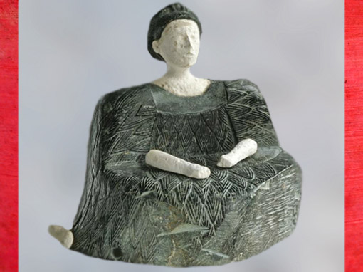 D’après une statuette féminine à grande robe, chlorite et calcaire, début IIe millénaire avjc, civilisation dite trans-élamite, Nord Afghanistan, Orient ancien. (Marsailly/Blogostelle)