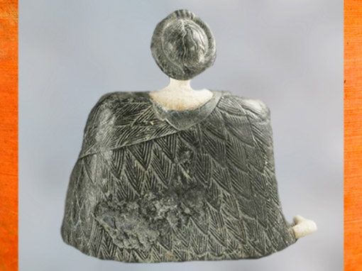 D’après une statuette féminine à grande robe, dos, chlorite et calcaire, début IIe millénaire avjc, civilisation dite trans-élamite, Nord Afghanistan, Orient ancien. (Marsailly/Blogostelle)