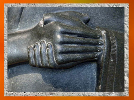 D’après la statue de Gudea dédiée à la déesse Ninhursag, détail des mains, vers 2120 avjc, antique Girsu, Tello, Irak actuel, Mésopotamie. (Marsailly/Blogostelle)