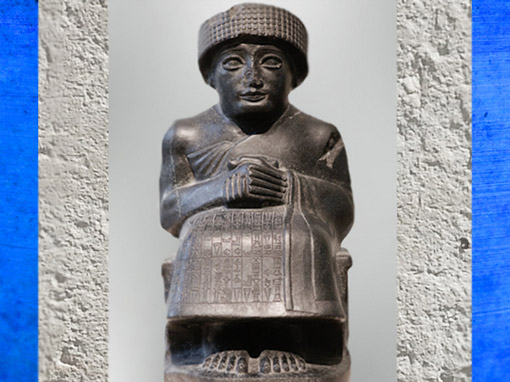 D'après Gudea, prince de Lagash, statue assise dédiée au dieu Ningishzida, vers 2120 avjc, époque néo-sumérienne, antique Girsu, Tello, Irak actuel, Mésopotamie. (Marsailly/Blogostelle)