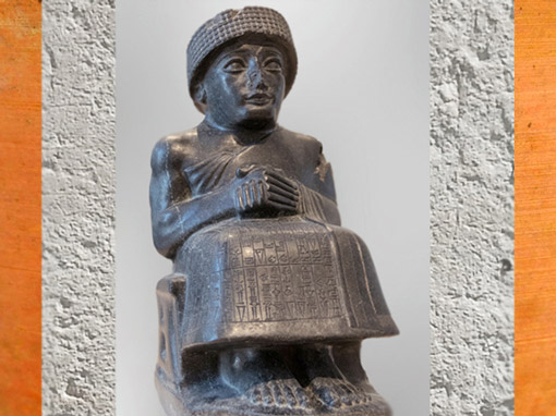 D'après Gudea, prince de Lagash, statue assise dédiée au dieu Ningishzida, vers 2120 avjc, époque néo-sumérienne, antique Girsu-Tello, Irak actuel, Mésopotamie. (Marsailly/Blogostelle)