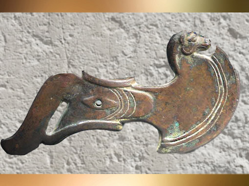 D'après une hache d'apparat en cuivre, fin IIIe -début IIe millénaire avjc, Bactriane, Nord Afghanistan, civilisation dite trans-élamite. (Marsailly/Blogostelle)