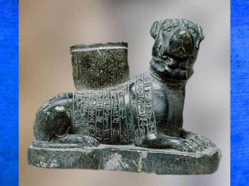 D’après un récipient à offrandes, sculpture votive, chien de Sumu-ilu, dédicace à la déesse Nin-Isina, stéatite, vers 1900 avjc, époque des royaumes amorrites, période d’Isin-Larsa, Mésopotamie. (Marsailly/Blogostelle)