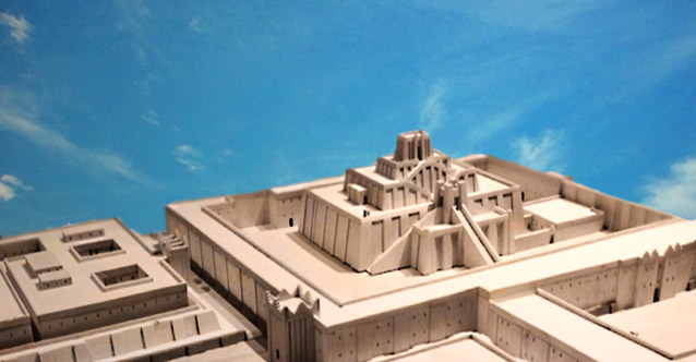 D'après l'architecture sacrée de la cité d'Ur, avec la ziggurat consacrée au dieu Lune, vers 2100 avjc, IIIe dynastie d'Ur, actuel Irak, Mésopotamie. (Marsailly/Blogostelle)