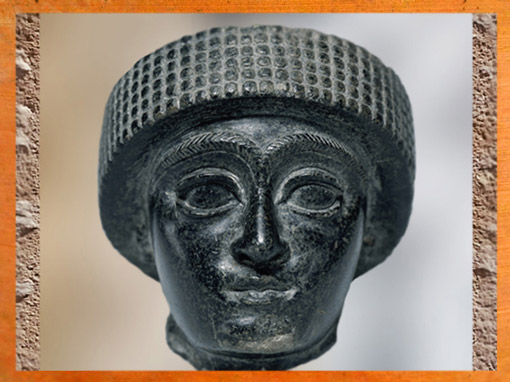 D'après un portrait de Gudea coiffé du bonnet royal, dynastie de Lagash, diorite, vers 2120 avjc, époque néo-sumérienne, Girsu-Tello, Mésopotamie. (Marsailly/Blogostelle)