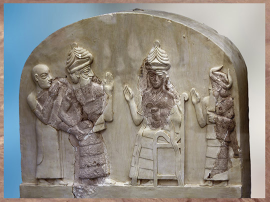 D'après une scène de présentation : le prince Gudea introduit par Ningishzida auprès de Ningirsu, dieu tutélaire de Lagash, stèle votive, antique Girsu, 2144-2124 avjc, époque néo-sumérienne, Irak actuel, Mésopotamie. (Marsailly/Blogostelle)