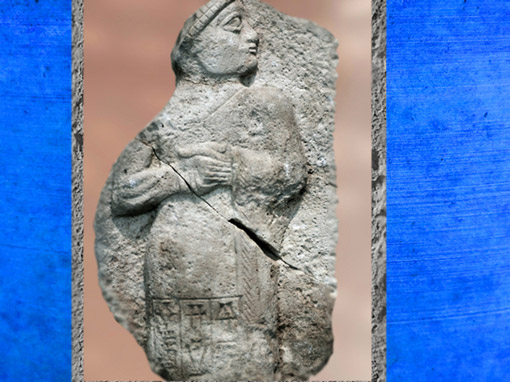 D'après Gudea, prince de Lagash, fragment de stèle, vers 2120 avjc ; Girsu-Tello, époque néo-sumérienne, Mésopotamie. (Marsailly/Blogostelle)