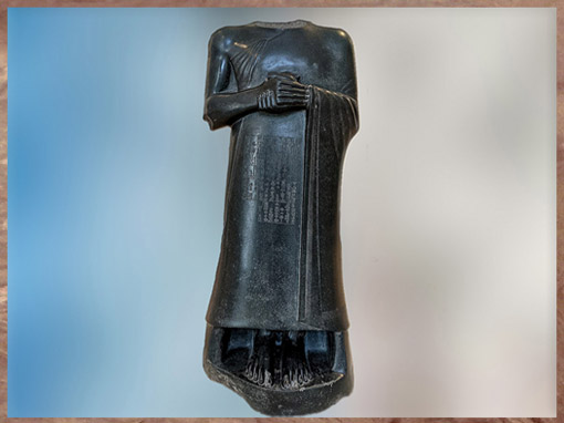 D’après Gudea, prince de Lagash, en orant mains jointes, statue acéphale dite Gudea A, dédicace votive à la déesse Ninhursag, diorite, 2120 -2110 avjc, époque néo-sumérienne, Mésopotamie. (Marsailly/Blogostelle)