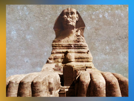 D’après le Sphinx de Giseh, la stèle de Thoutmosis IV entre ses pattes de lion, Égypte ancienne. (Marsailly/Blogostelle)