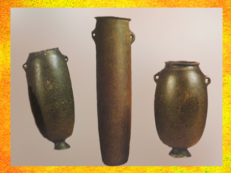 D’après des vases en basalte, pierre polis, vers 4000-3500 ans avjc, période de Nagada, Égypte ancienne. (Marsailly/Blogostelle)