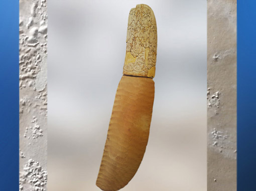 D’après un poignard en ivoire d’hippopotame sculpté et lame de silex, vers 3300-3200 avjc, période de Nagada, Gebel el-Arak, Égypte ancienne. (Marsailly/Blogostelle)