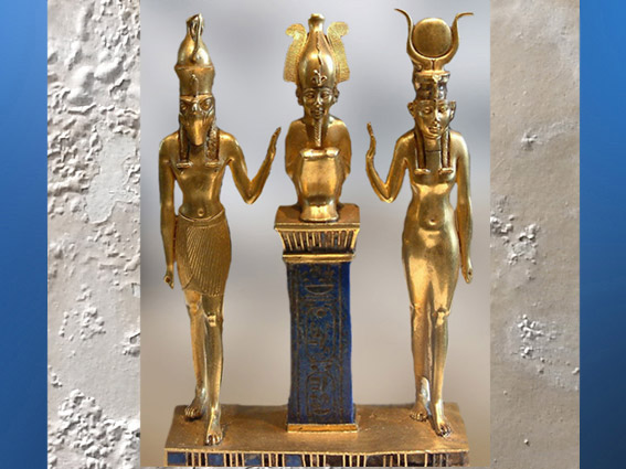 D’après la triade Horus, Osiris, Isis, pendentif d'Osorkon II, vers 945-715 avjc, Troisième Période Intermédiaire, Égypte ancienne. (Marsailly/Blogostelle)