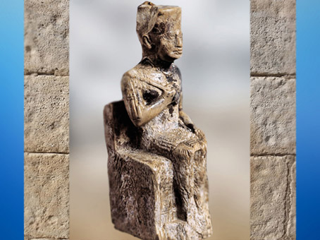 D’après la statuette de Khéops, ivoire, 9 centimètre, vers 2930-2750 avjc, IVe dynastie, Ancien Empire, Égypte Ancienne. (Marsailly/Blogostelle)