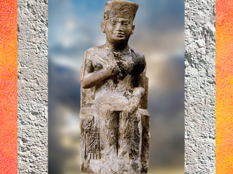 D’après la statuette de Khéops, ivoire, 9 centimètre, vers 2930-2750 avjc, IVe dynastie, Ancien Empire, Égypte Ancienne. (Marsailly/Blogostelle)