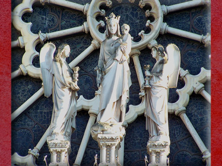 D'après la Vierge à l'Enfant et anges, façade, Notre-Dame de Paris, art gothique, restauration XIXe siècle. (Marsailly/Blogostelle)