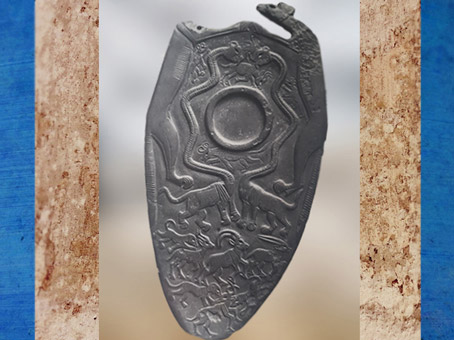 D’après une palette à fard, animaux sauvages et fabuleux, et cupule, schiste, vers 3400 – 3200 avjc, début époque Thinite, Hiérakonpolis, Égypte Ancienne. (Marsailly/Blogostelle)
