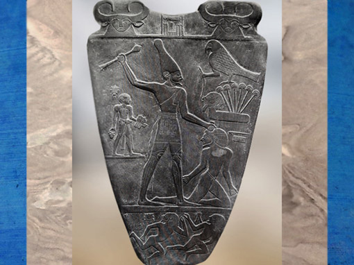D’après le roi Narmer coiffé de la couronne blanche, palette à fard, schiste, vers 3400 – 3200 avjc, début de la dynastie Thinite, Hiérakonpolis, Égypte Ancienne. (Marsailly/Blogostelle