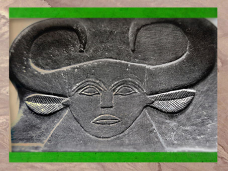 D'après la palette de Narmer, déesse Vache Hathor, palette à fard, schiste, vers 3400 – 3200 avjc, début dynastie Thinite, Hierakonpolis, Égypte Ancienne. (Marsailly/Blogostelle)