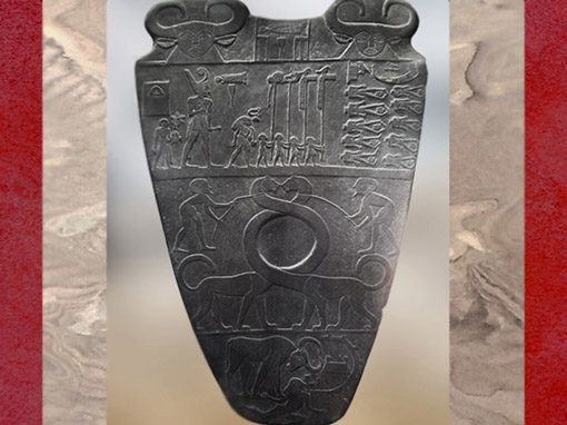 D'après le roi Narmer coiffé de la couronne rouge, palette à fard, schiste, vers 3400 – 3200 avjc, début dynastie Thinite, Hiérakonpolis, Égypte Ancienne. (Marsailly/Blogostelle)