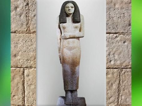 D’après la statue féminine de Nesa, calcaire peint, vers 2980 – 2475 avjc, Ancien Empire, Égypte Ancienne. (Marsailly/Blogostelle)