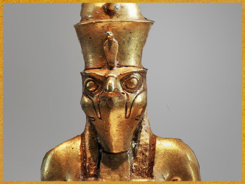 D'après le Faucon Horus et le cobra-uræus, pendentif d'Osorkon II, or, 874 - 850 avjc, XXIIe dynastie, Troisième période intermédiaire, Égypte ancienne. (Marsailly/Blogostelle)