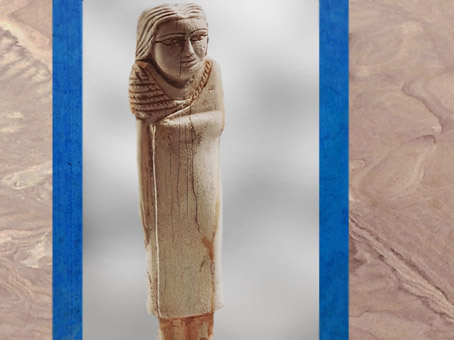 D’après une statuette de femme, ivoire d'hippopotame, vers 3400 – 2980 avjc, dynastie Thinite, Égypte Ancienne. (Marsailly/Blogostelle)