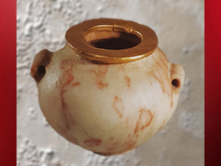 D’après un vase en pierre rose et feuille d'or, vers 3400 – 2980 avjc, époque Thinite, Égypte Ancienne. (Marsailly/Blogostelle)
