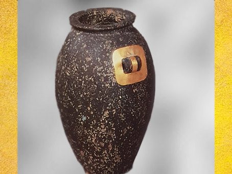 D’après un vase en pierre rehaussé de feuille d'or, vers 3400 avjc, fin de la période prédynastique-première dynastie Thinite, Égypte Ancienne. (Marsailly/Blogostelle)