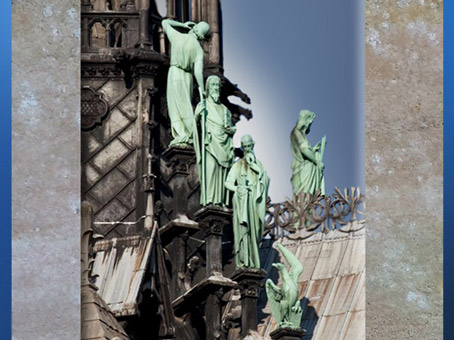 D'après les apôtres et Viollet-le-Duc sous les traits de Saint Thomas, flèche, Notre-Dame de Paris, restauration XIXe siècle. (Marsailly/Blogostelle)