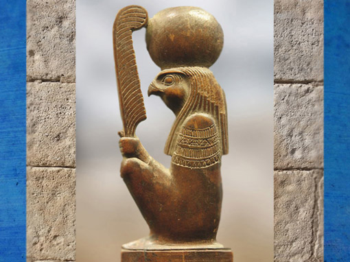 D’après le dieu Rê à tête de faucon, coiffé du disque solaire, brandissant la plume de la déesse Maât, figurine en bois, XVIIIe dynastie, Nouvel Empire, Égypte ancienne. (Marsailly/Blogostelle)