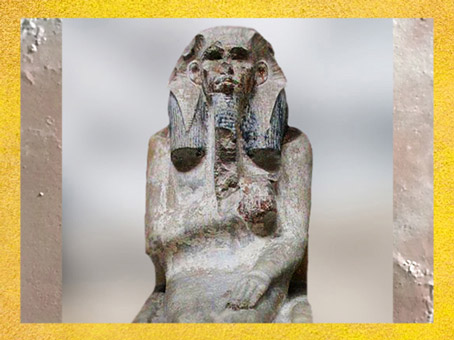 D'après Djoser trônant, coiffé du némès royal, statue calcaire, vers 2980 – 2930 avjc, IIIe dynastie, Ancien Empire, Saqqara, Égypte Ancienne. (Marsailly/Blogostelle)