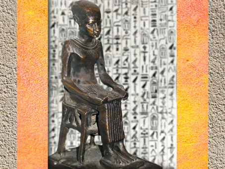 D’après Imhotep, architecte et conseiller divinisé du roi Djoser, bronze, vers 332 – 30 avjc, Époque ptolémaïque, Égypte Ancienne. (Marsailly/Blogostelle)