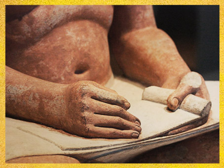 D’après le Scribe accroupi, calcaire peint, détail mains et palette, IVe ou Ve dynastie, entre 2930 et 2625 avjc, Ancien Empire, Saqqara, Égypte Ancienne. (Marsailly/Blogostelle) 