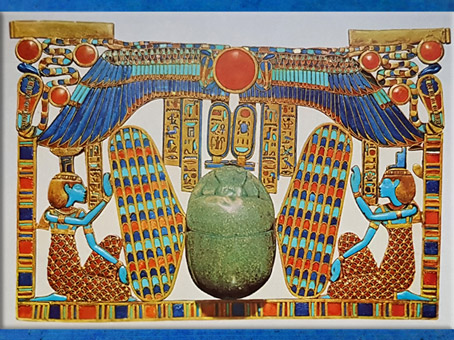 D'après le scarabée ailé de Toutânkhamon, pectoral, or, émail, lapis lazuli, pierres semi-précieuses, XVIIIe dynastie, Nouvel Empire, Égypte Ancienne. (Marsailly/Blogostelle)