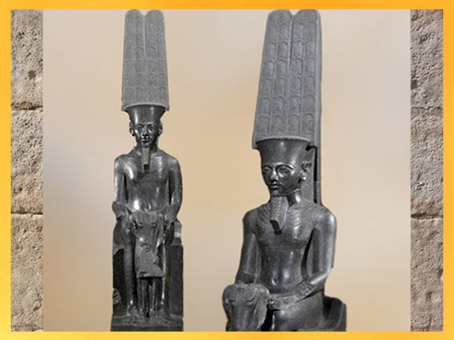 D’après le dieu Amon, coiffé de ses hautes plumes, et Toutânkhamon, statue en diorite, XVIIIe dynastie, Nouvel Empire, Égypte Ancienne. (Marsailly/Blogostelle)