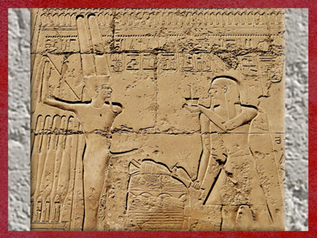 D’après Amon-Rê,  forme ithyphallique de Min, relief en creux, temple de Karnak, Égypte Ancienne. (Marsailly/Blogostelle)