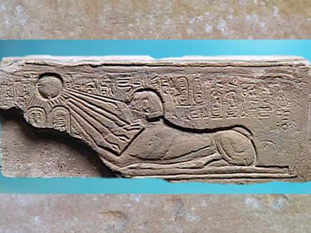 D’après Akhénaton en sphinx royal illuminé par Aton, le disque solaire divin, vers 1353-1337 avjc, grès, XVIIIe dynastie, Nouvel Empire, Égypte Ancienne. (Marsailly/Blogostelle)