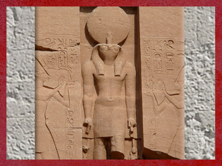 D'après Rê-Horakhty, coiffé du disque solaire et de l'uraeus royal, temple de Ramsès II, Abou Simbel, XIXe dynastie, Nouvel Empire, Égypte Ancienne. (Marsailly/Blogostelle)