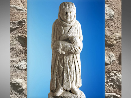 D'après un ex-voto, enfant, talisman et chien, calcaire, Source de la Seine, vers Ier siècle avjc- Ier siècle apjc, Gaule romaine. (Marsailly/Blogostelle)