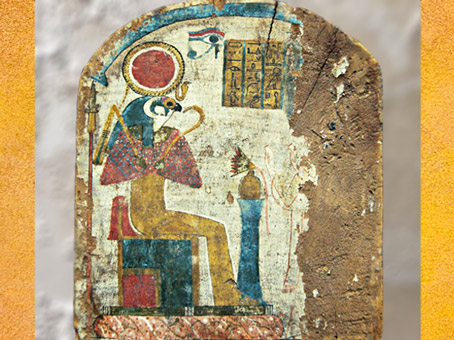 D'après Rê-Horakhty, lotus et œil oudjat, stèle en bois de sycomore, Troisième période Troisième période Intermédiaire, Égypte Ancienne. (Marsailly/Blogostelle)