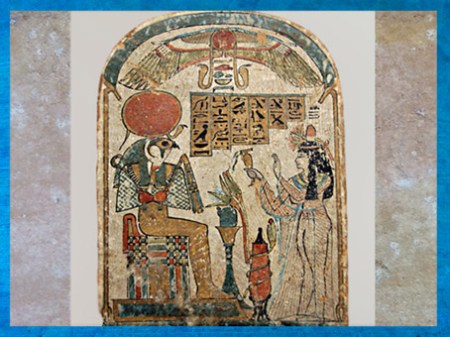 D’après Rê-Horakhty, lotus, disque ailé et adoratrice, stèle en bois de sycomore Troisième période Intermédiaire, Égypte Ancienne. (Marsailly/Blogostelle)