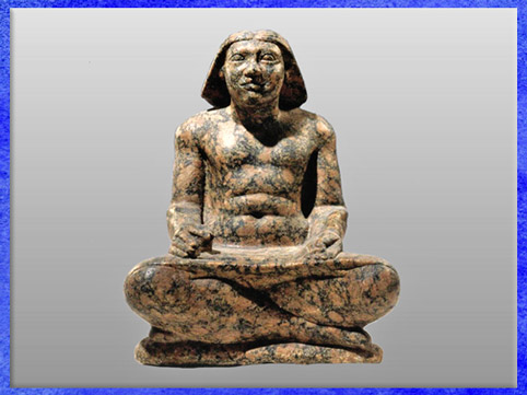 D'après Setka, fils du roi, en scribe, statue en granite rose, règne Didoufri, 2565 -2558 avjc, IVe dynastie, Abou Rawach, Ancien Empire, Égypte Ancienne. (Marsailly/Blogostelle)